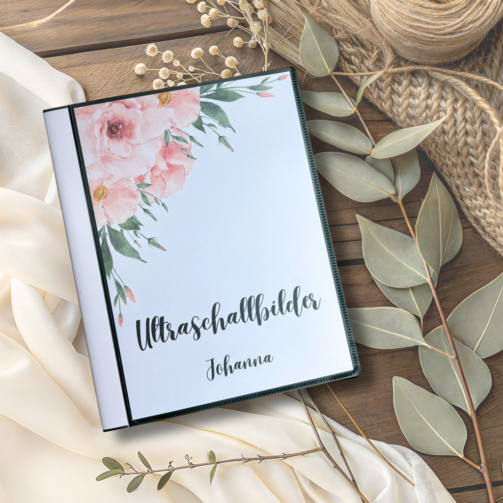 Personalisierbares Ultraschallalbum Rose mit Aufschrift Ultraschallbilder und Name Johanna auf Holztisch