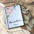 Personalisierbares Ultraschallalbum Rose mit Aufschrift Ultraschallbilder und Name Johanna auf Holztisch