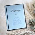 Personalisierte Zeugnismappe hellblau mit Regenbogen-Motiv und Name Mario – handgemacht von Familie Glück