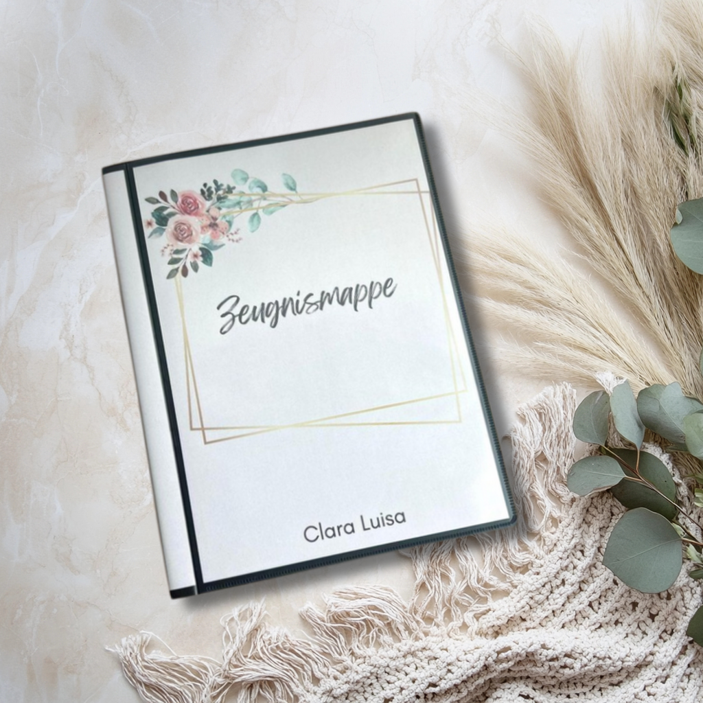 Personalisierte Zeugnismappe Hardcover mit Rosen und Eukalyptus – Lifestyle-Foto auf Fell