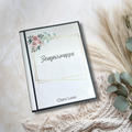 Personalisierte Zeugnismappe Hardcover mit Rosen und Eukalyptus – Lifestyle-Foto auf Fell