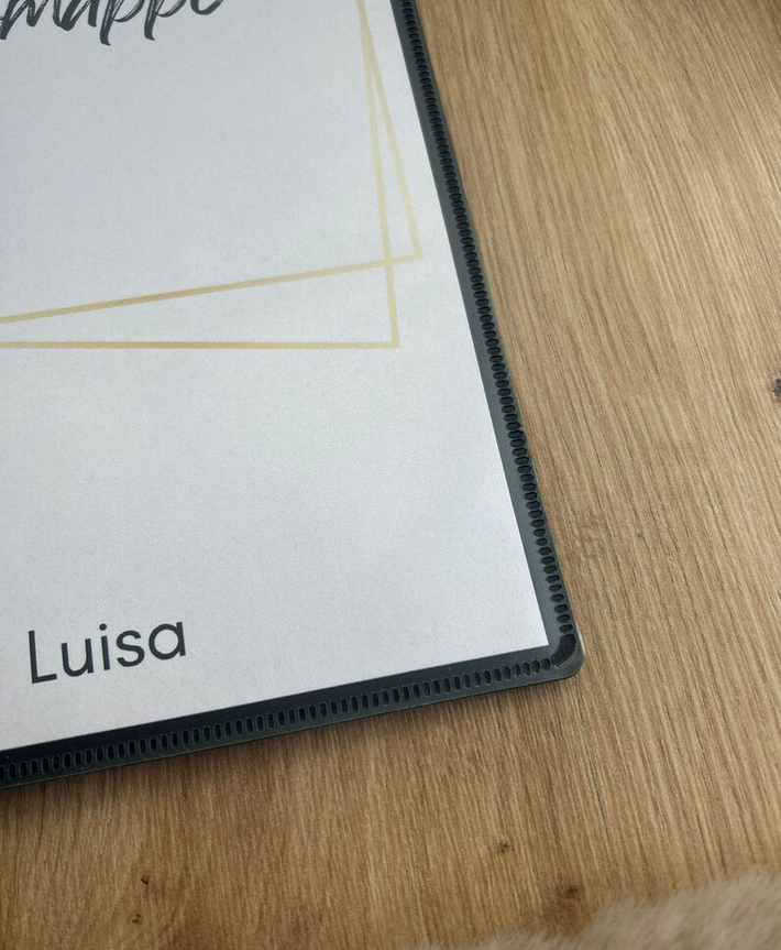 Zeugnismappe Hardcover Nahaufnahme – stabiles Kunststoff-Cover mit personalisiertem Deckblatt