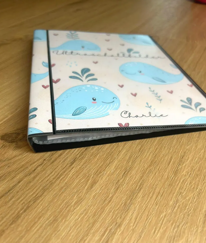 Personalisiertes Deckblatt des Ultraschallalbums mit Aquarell-Walmotiv und dem Namen Charlie