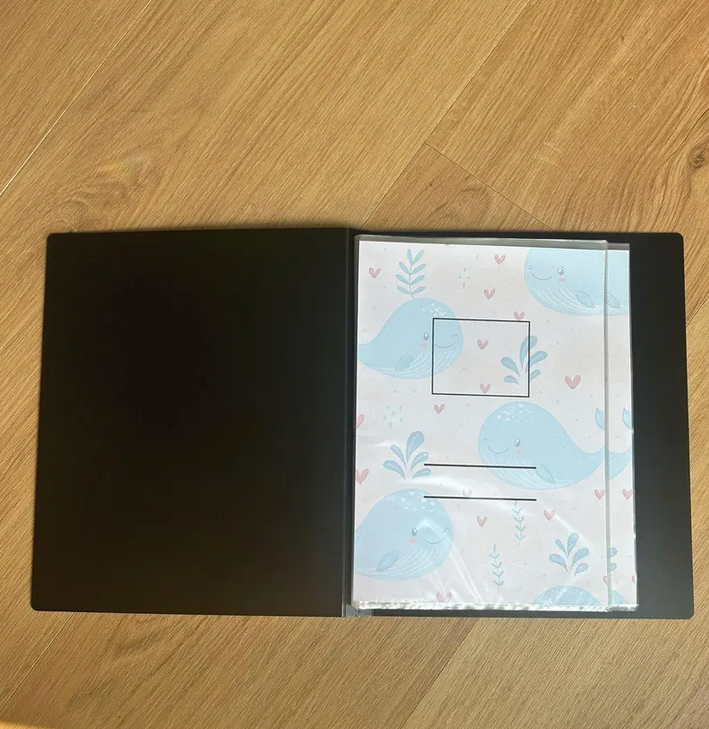 Bedrucktes Einlegeblatt im Ultraschallalbum mit Platz für Datum und Schwangerschaftswoche – Wal-Design