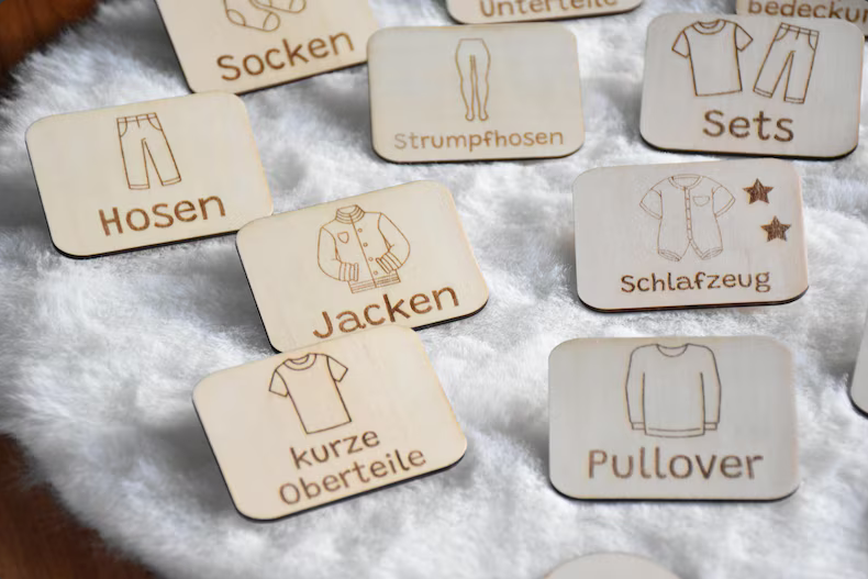 Schrankbeschriftung Kinder Holz | Etiketten 7x5cm mit Klettverschluss – personalisierbar