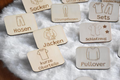 Schrankbeschriftung Kinder Holz | Etiketten 7x5cm mit Klettverschluss – personalisierbar