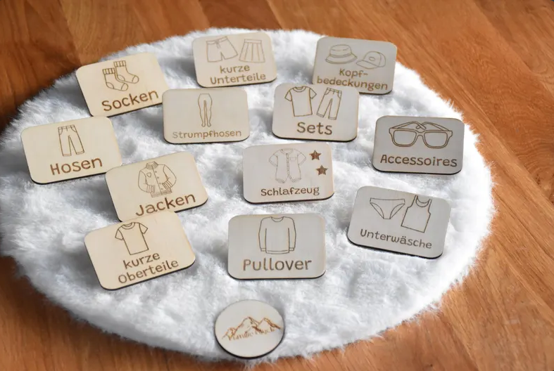 Schrankbeschriftung Kinder Holz | Etiketten 7x5cm mit Klettverschluss – personalisierbar