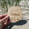Holzscheibe Mein erster Urlaub 2026 Lasergravur Meerestiere Strand Dünen