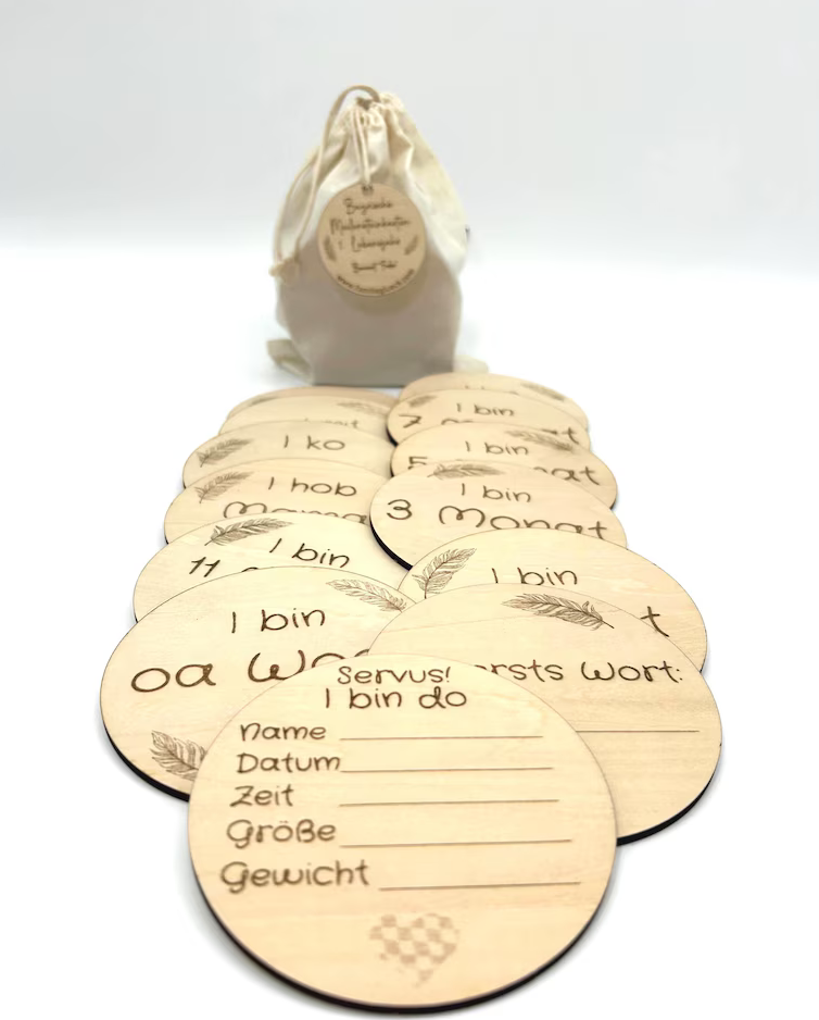 Bayrische Meilensteinkarten Baby – Set mit 15 Holzkarten für das erste Lebensjahr als Geschenk zur Geburt