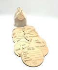 Bayrische Meilensteinkarten Baby – Set mit 15 Holzkarten für das erste Lebensjahr als Geschenk zur Geburt