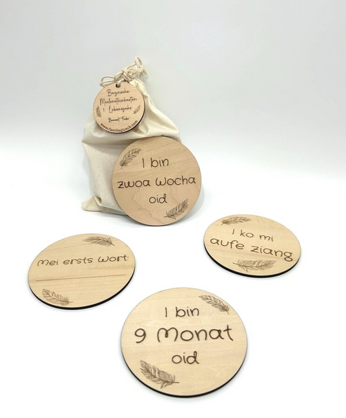 Bayrische Meilensteinkarten Baby – Set mit 15 Holzkarten für das erste Lebensjahr als Geschenk zur Geburt