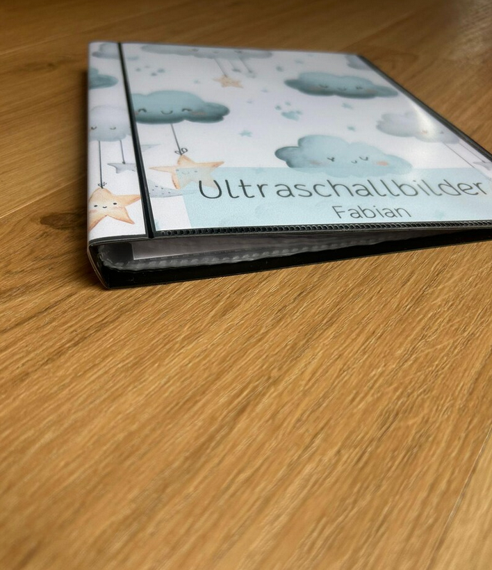 Nahaufnahme der dokumentenechten Klarsichtfolien im Ultraschallalbum – stabile Verklebung