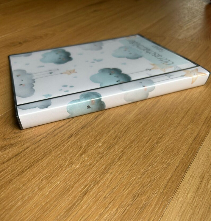 Seitenansicht Ultraschallalbum im Wolkendesign "Fabian" im stabilen Hardcover