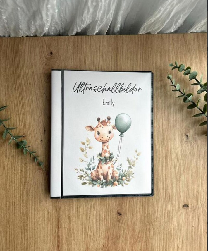 Personalisiertes Deckblatt des Ultraschallalbums mit Aquarell-Giraffe und dem Namen Emily