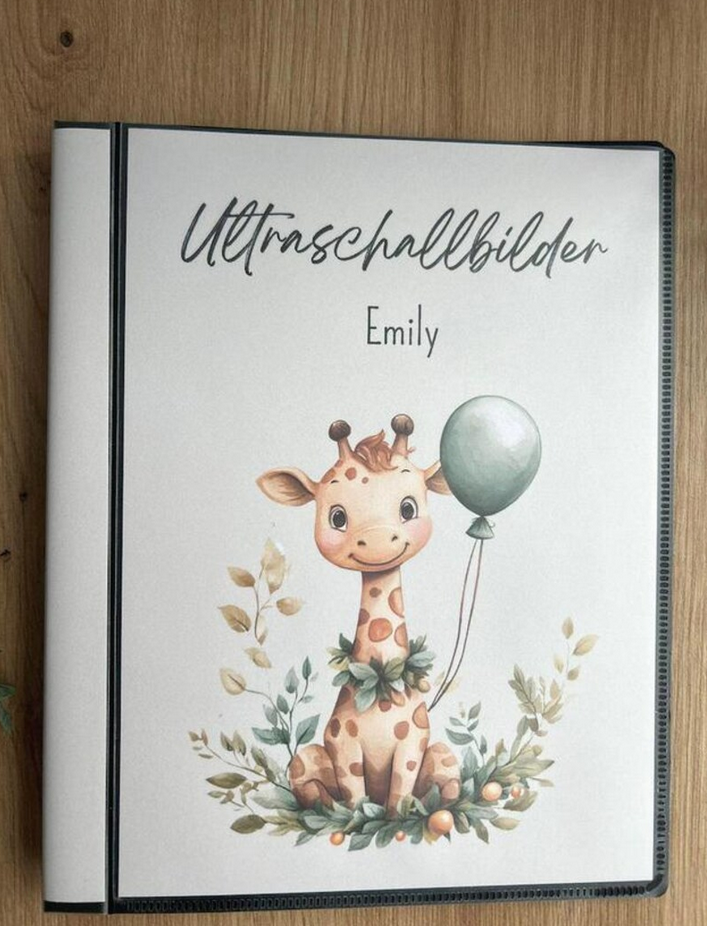 Personalisiertes Deckblatt des Ultraschallalbums mit Aquarell-Giraffen Design