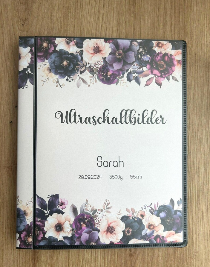 Personalisiertes Deckblatt des Ultraschallalbums mit Aquarell lila Blumen und dem Namen Sarah