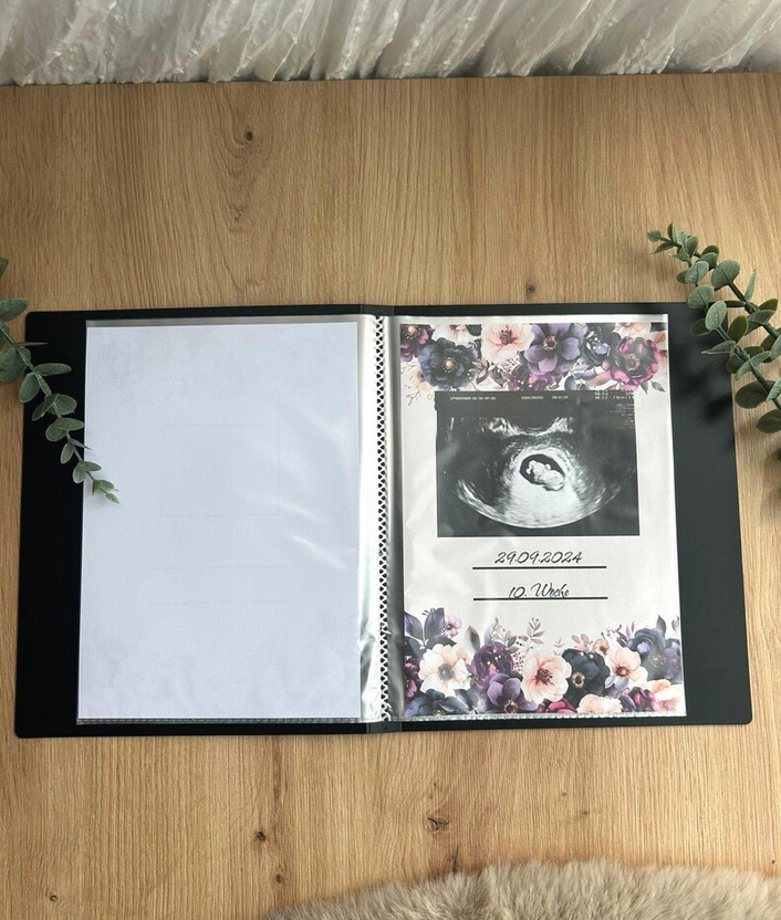 Aufgeschlagenes Ultraschallalbum mit eingeklebtem Ultraschallbild, Datum und Schwangerschaftswoche – lila Blumen-Motiv
