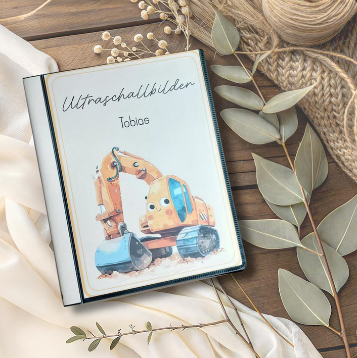 Personalisiertes Deckblatt des Ultraschallalbums mit Aquarell-Bagger und dem Namen Tobias
