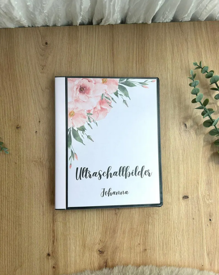Personalisiertes Deckblatt des Ultraschallalbums mit Aquarell-Rosen und dem Namen Johanna