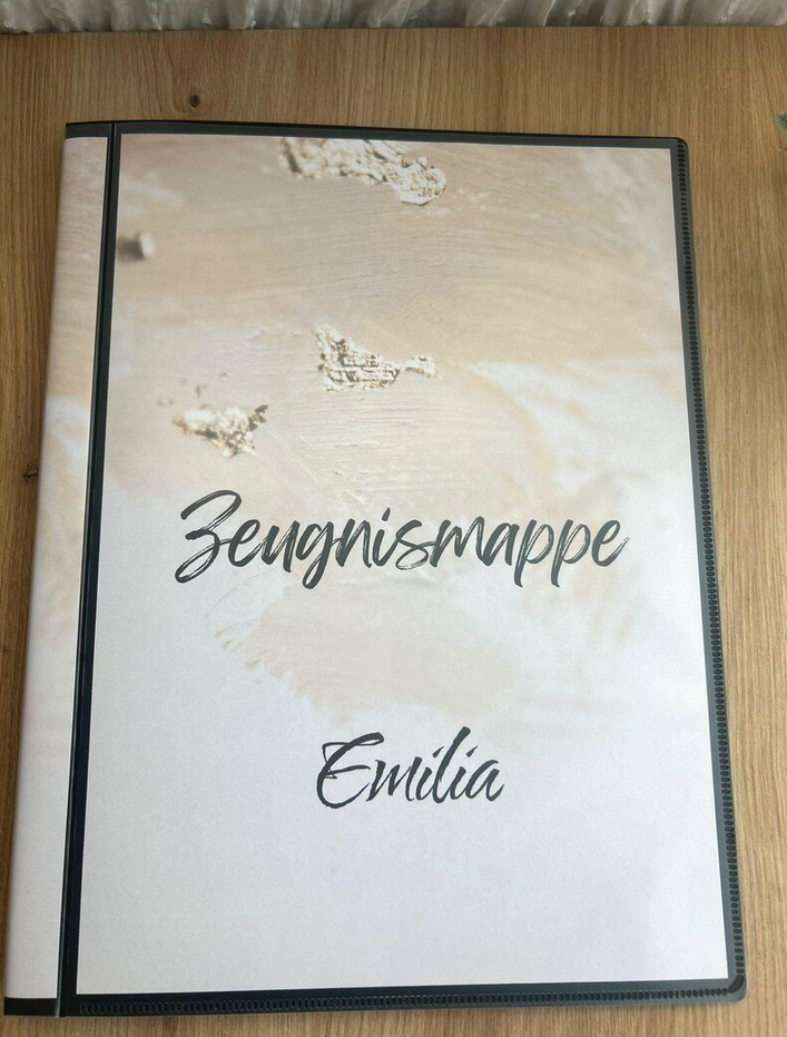 Nahansicht Zeugnismappe Emilia – schlichtes Marmor-Design mit individuellem Namen, Hardcover