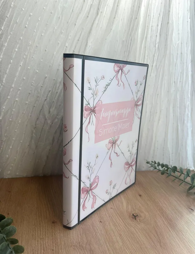 Rückseite personalisierte Zeugnismappe Schleifchen – stabiler Hardcover, dokumentenechte Folien von FamilieGlück