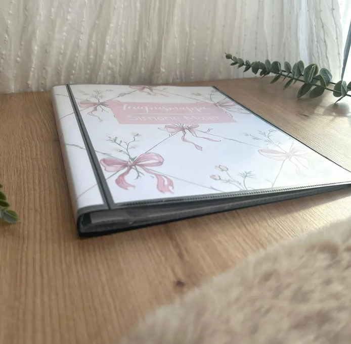 Personalisierte Zeugnismappe Schleifchen im Hardcover – mit Namen & Spruch, dokumentenechte Folien
