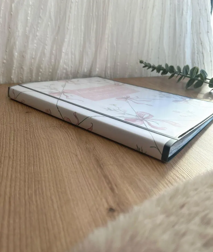 Personalisierte Zeugnismappe Schleifchen – hochwertiger Hardcover mit Gummiband, handgemacht in Bayern