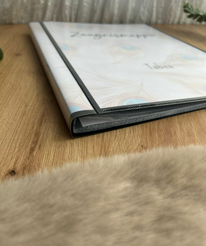 Seitenansicht Zeugnismappe Tabea – stabile Verklebung und Hardcover, Pfauenfeder-Design
