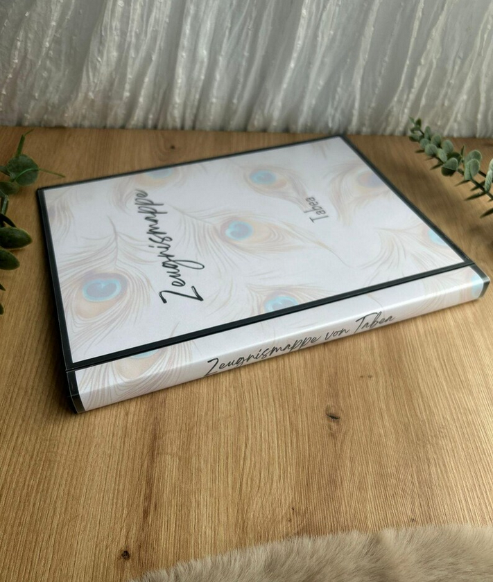 Personalisierte Zeugnismappe Tabea mit Rückentext – Pfauenfeder-Design, Hardcover von FamilieGlück