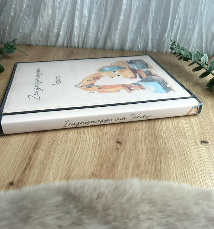 Seitenansicht Zeugnismappe im Baggerdesign "Tobias" im stabilen Hardcover