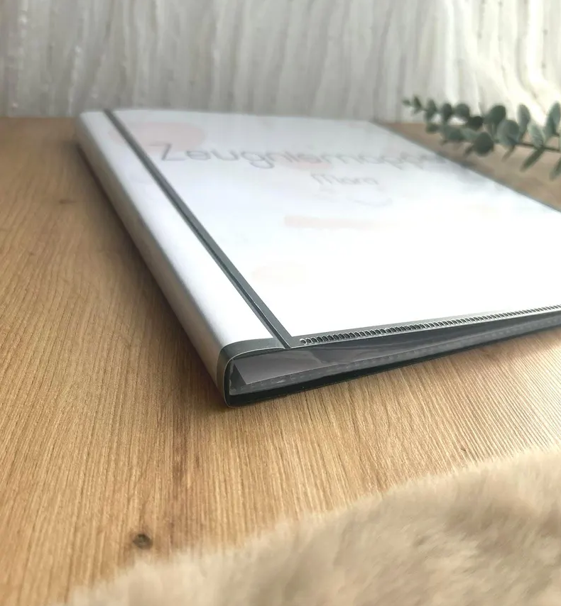 Zeugnismappe Mara liegend auf Holztisch Seiteneinband mit Name personalisiert