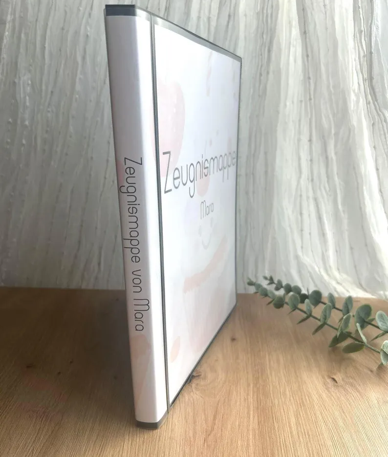 Zeugnismappe Mara Gesamtansicht Holztisch Eukalyptus Lifestyle