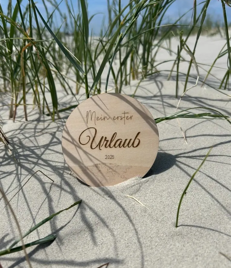 Meilensteinkarte Mein erster Urlaub – Holzkarte Baby als Geschenk & Erinnerung