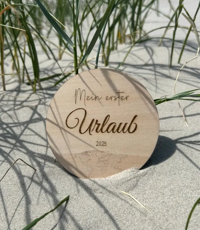 Meilensteinkarte Mein erster Urlaub – Holzkarte Baby als Geschenk & Erinnerung