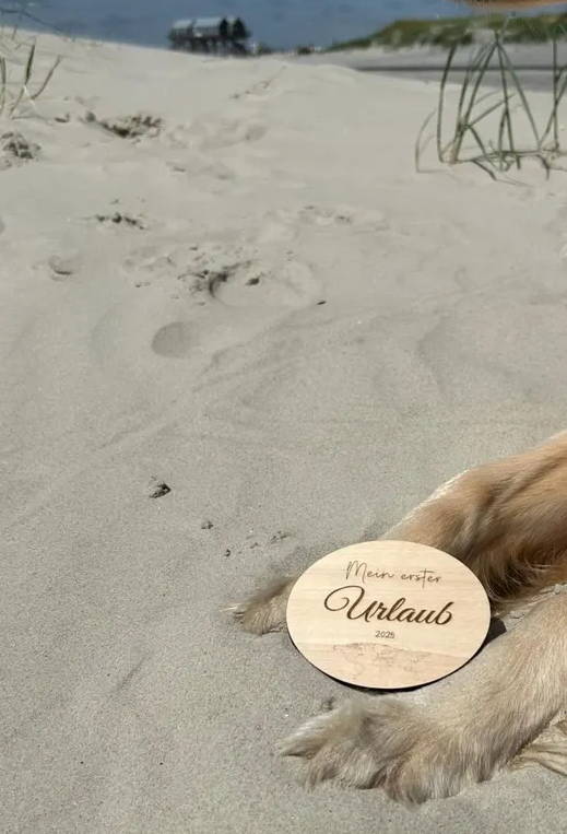 Meilensteinkarte Mein erster Urlaub – Holzkarte Baby als Geschenk & Erinnerung