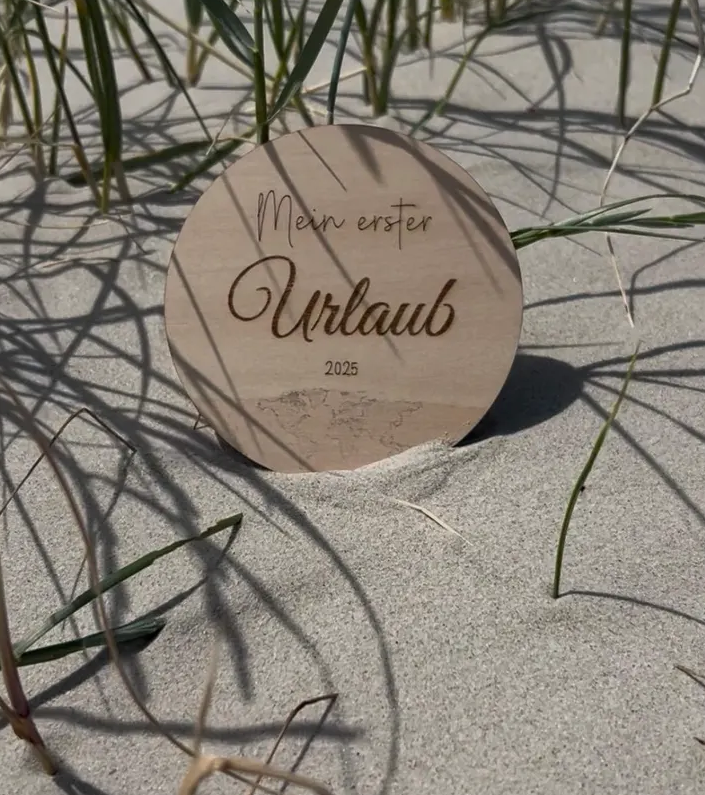 Meilensteinkarte Mein erster Urlaub – Holzkarte Baby als Geschenk & Erinnerung