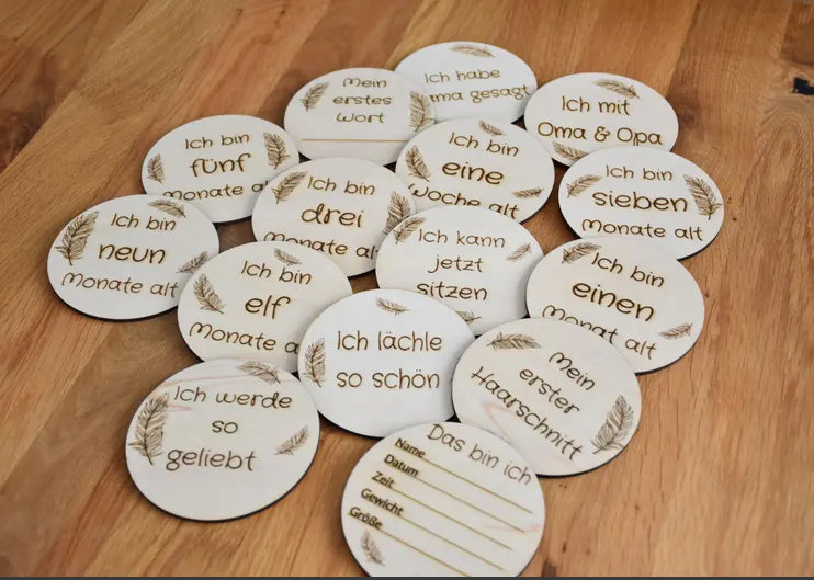 Meilensteinkarten Set 1. Lebensjahr „Feder“ – 30 Holzkarten beidseitig lasergraviert