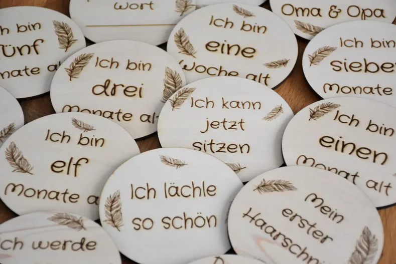 Meilensteinkarten Set 1. Lebensjahr „Feder“ – 30 Holzkarten beidseitig lasergraviert