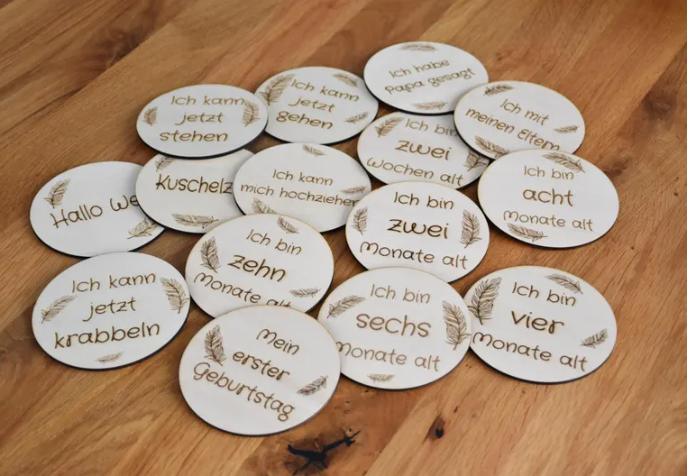 Meilensteinkarten Set 1. Lebensjahr „Feder“ – 30 Holzkarten beidseitig lasergraviert
