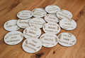 Meilensteinkarten Set 1. Lebensjahr „Feder“ – 30 Holzkarten beidseitig lasergraviert