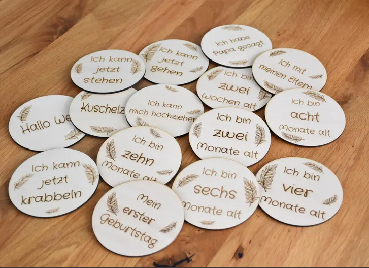 Meilensteinkarten Set 1. Lebensjahr „Feder“ – 30 Holzkarten beidseitig lasergraviert