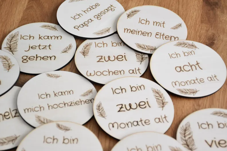 Meilensteinkarten Set 1. Lebensjahr „Feder“ – 30 Holzkarten beidseitig lasergraviert