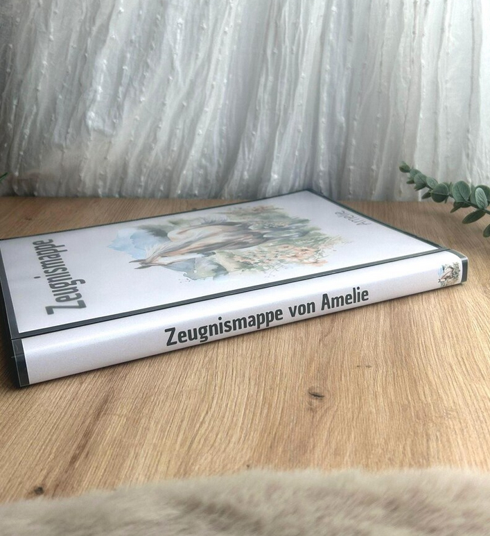 Zeugnismappe personalisiert liegend – Seiteneinband mit Namen Amelie