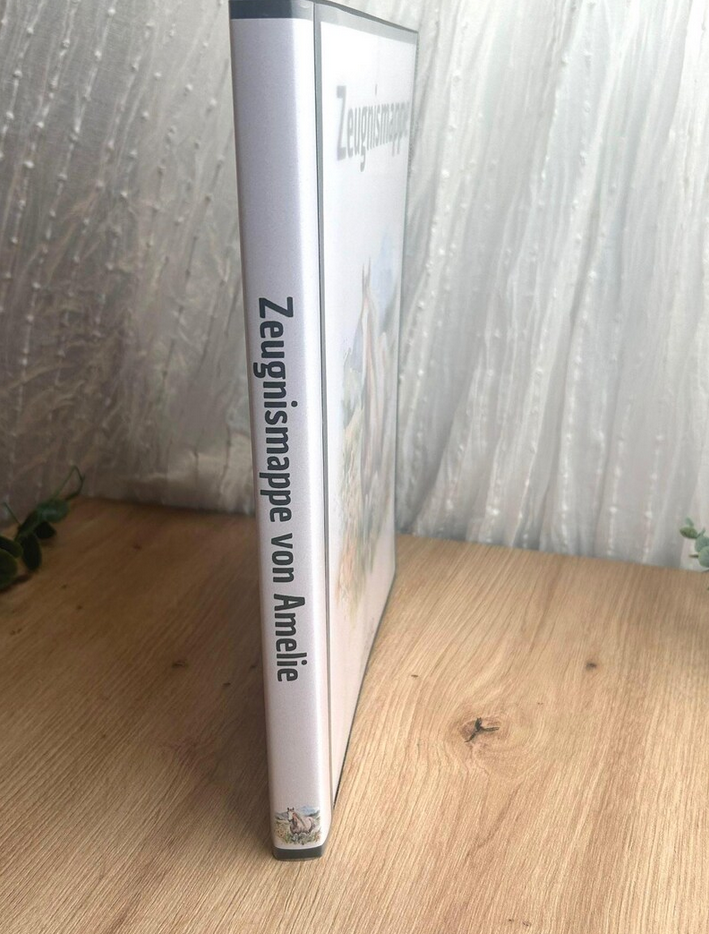Personalisierter Seiteneinband Zeugnismappe – Name des Kindes aufgedruckt