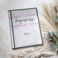 Die stabile Hardcover Zeugnismappe mit dem lila Blumenrand liegt auf dem Tisch und ist mit dem Namen des Kindes personalisierbar