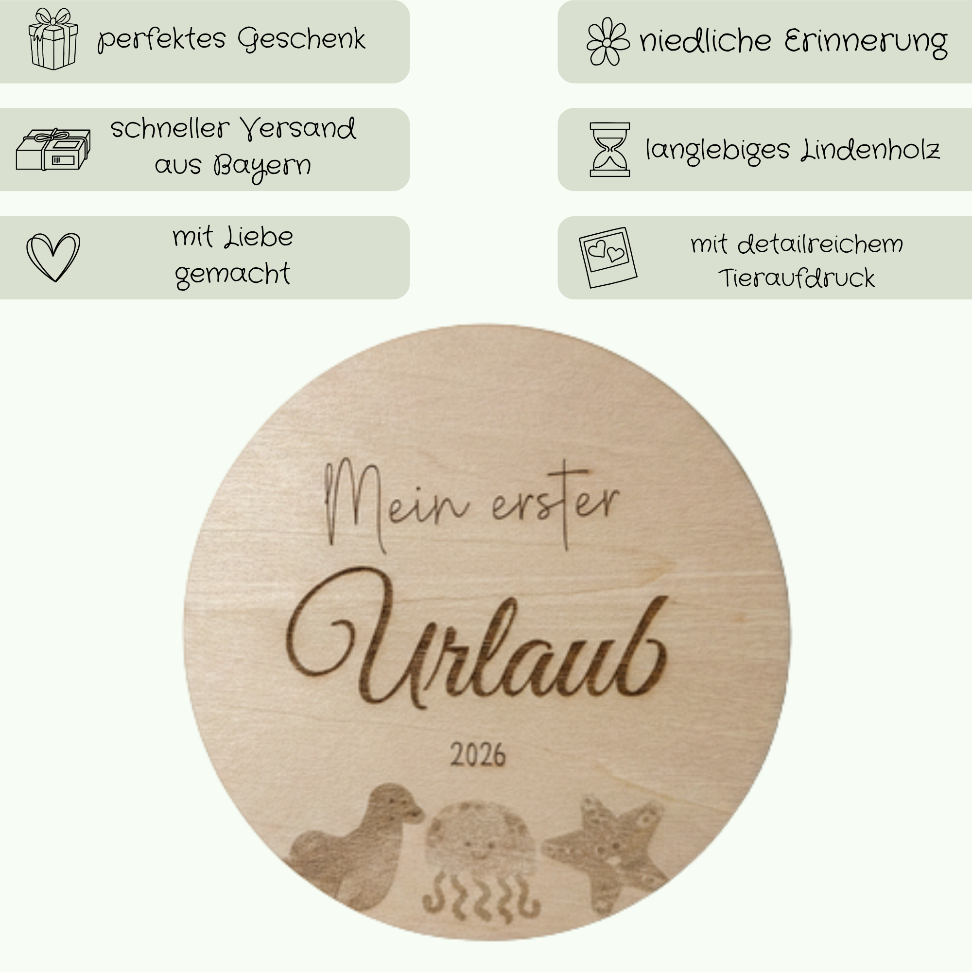 Die stabile Meilensteinkarte aus Lindenholz mit der Aufschrift "Mein erster Urlaub 2026" hat einen detailreichen Tieraudruck und wird aus Bayern versendet