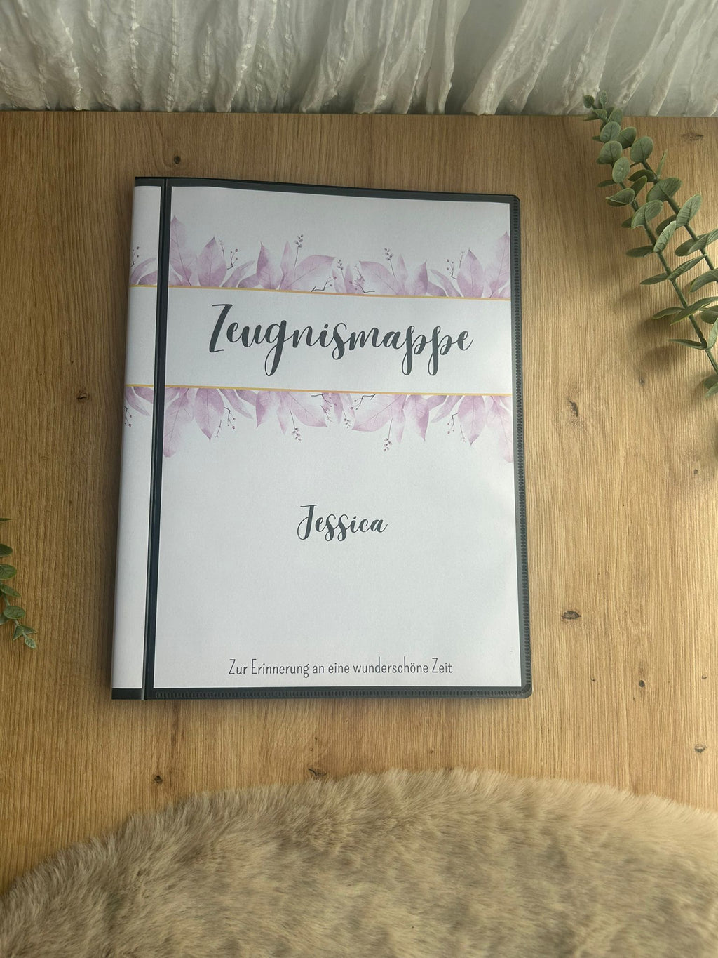 die personalisierte Zeugnismappe mit stabilem und langlebigem Hardcover liegt flach auf dem Tisch