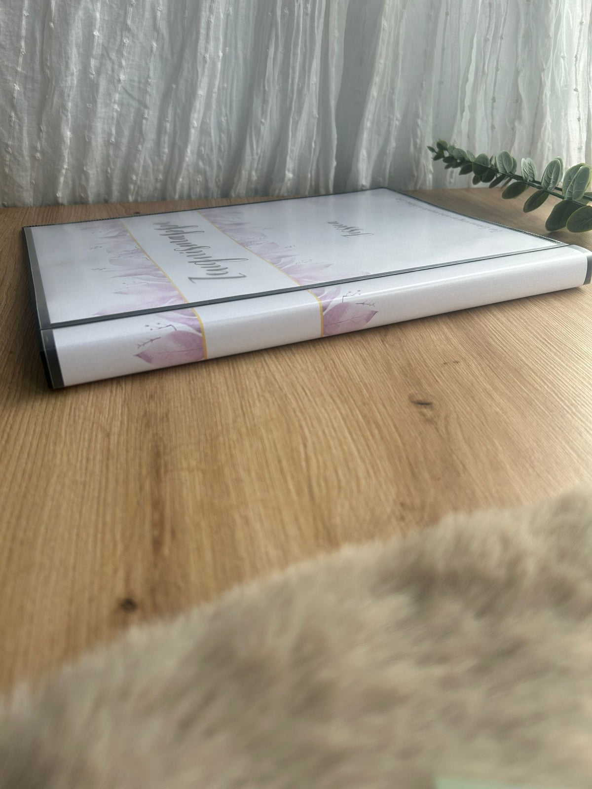 Personalisierte Zeugnismappe auf Holztisch mit Eukalyptus-Zweig – stabiles Hardcover mit dokumentenechten Folien