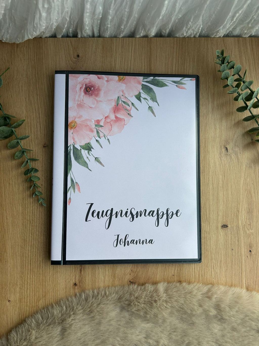 Zeugnismappe Johanna mit rosa Blumen auf Holztisch – bedruckter Seiteneinband, 20 dokumentenechte Folien, in Bayern handgemacht