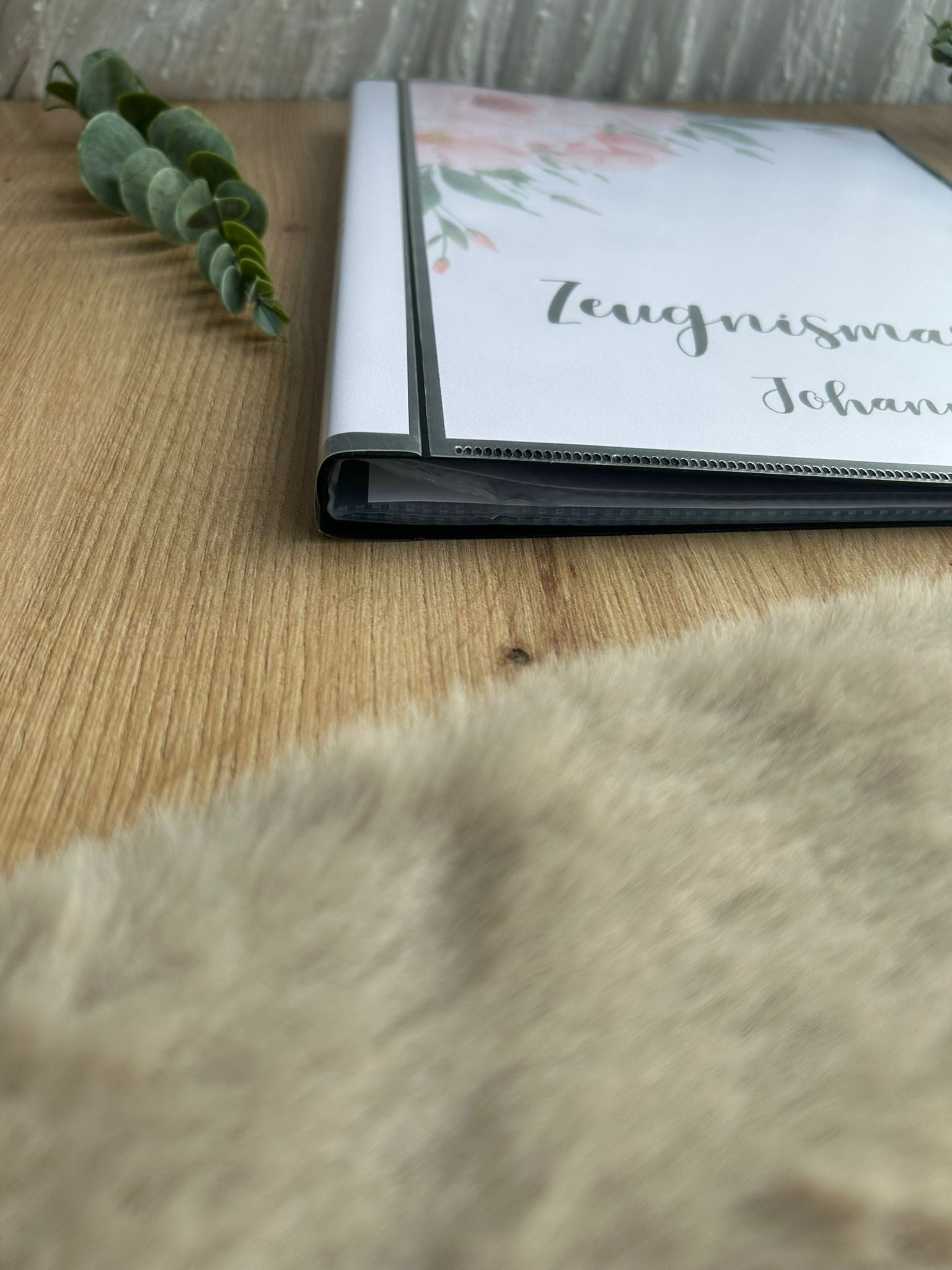 Personalisierte Zeugnismappe Johanna mit rosa Blumen – Einschulungsgeschenk von familie glück, handgemacht in Bayern